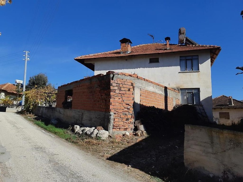 Burdur Çavdır Büyükalan Köyünde 260m2 2 Katlı Kagir Ev ve Arsası