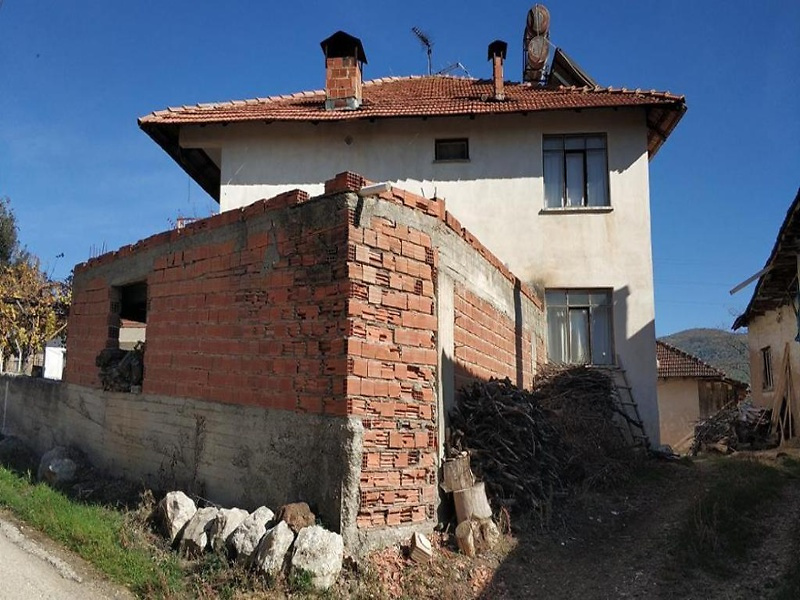 Burdur Çavdır Büyükalan Köyünde 260m2 2 Katlı Kagir Ev ve Arsası