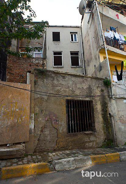 Beyoğlu Bülbül Mahallesi'nde Tarihi Eser Komple Bina