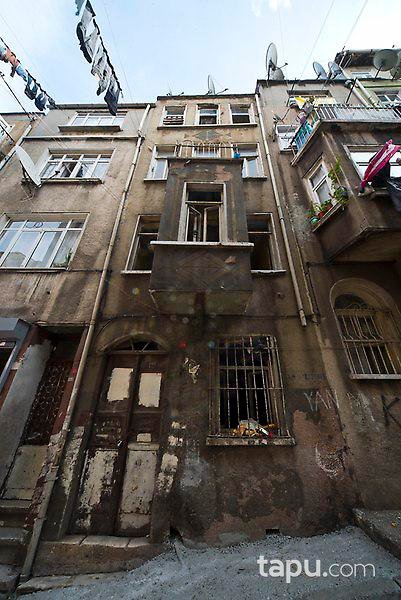 Beyoğlu Bülbül Mahallesi'nde Tarihi Eser Komple Bina