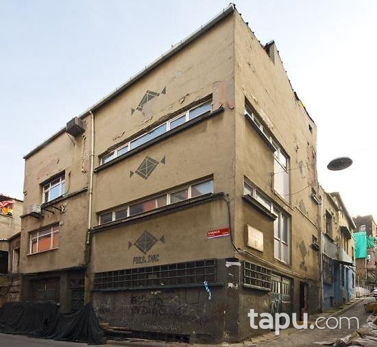 Tarlabaşı'nda Köşe Parsel Bina