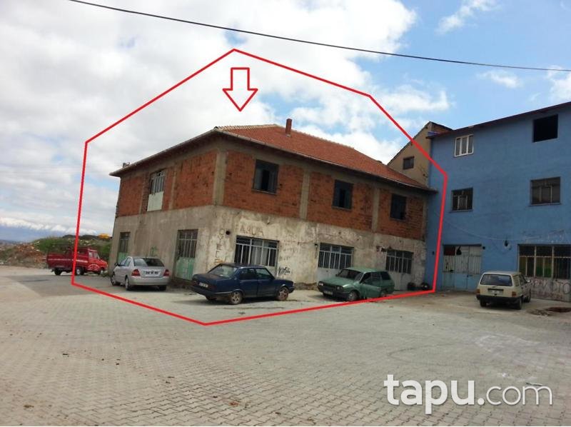 Uşak Karahanlı'da İçinde 5 Dükkan Bulunan Kargir Bina