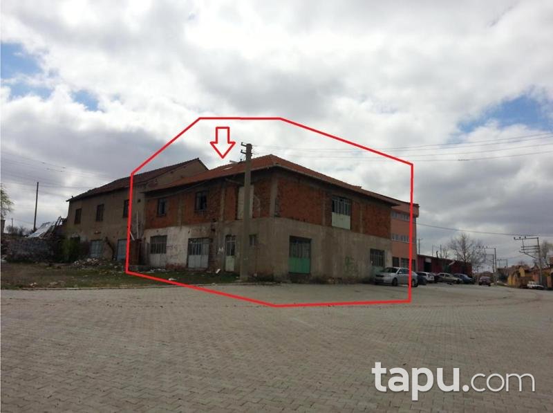 Uşak Karahanlı'da İçinde 5 Dükkan Bulunan Kargir Bina