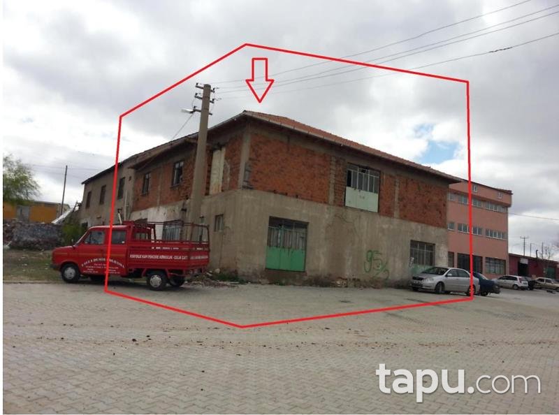 Uşak Karahanlı'da İçinde 5 Dükkan Bulunan Kargir Bina