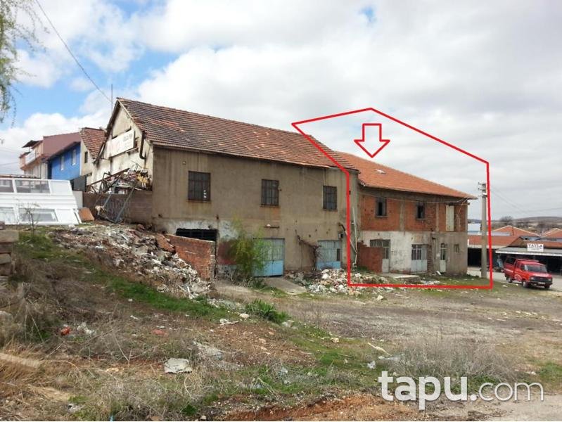 Uşak Karahanlı'da İçinde 5 Dükkan Bulunan Kargir Bina