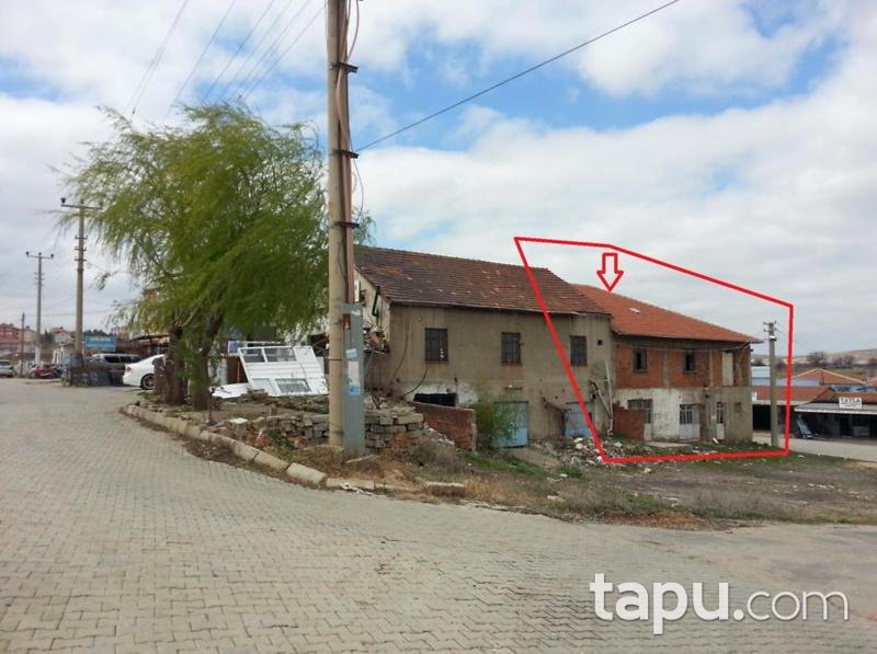 Uşak Karahanlı'da İçinde 5 Dükkan Bulunan Kargir Bina