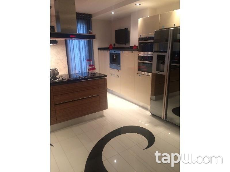 Koşuyolu'nda 5+1 Bahçeli Villa