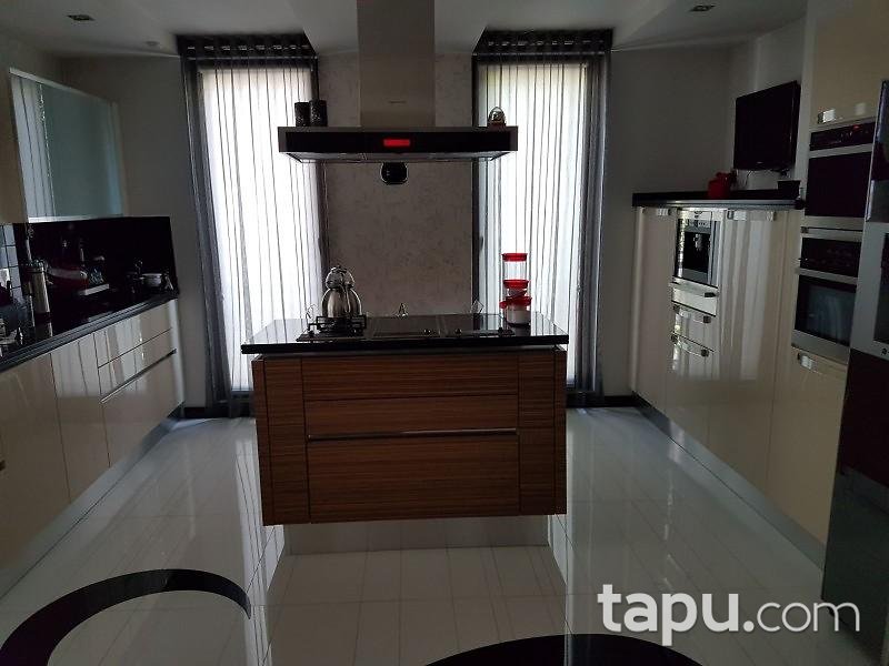 Koşuyolu'nda 5+1 Bahçeli Villa