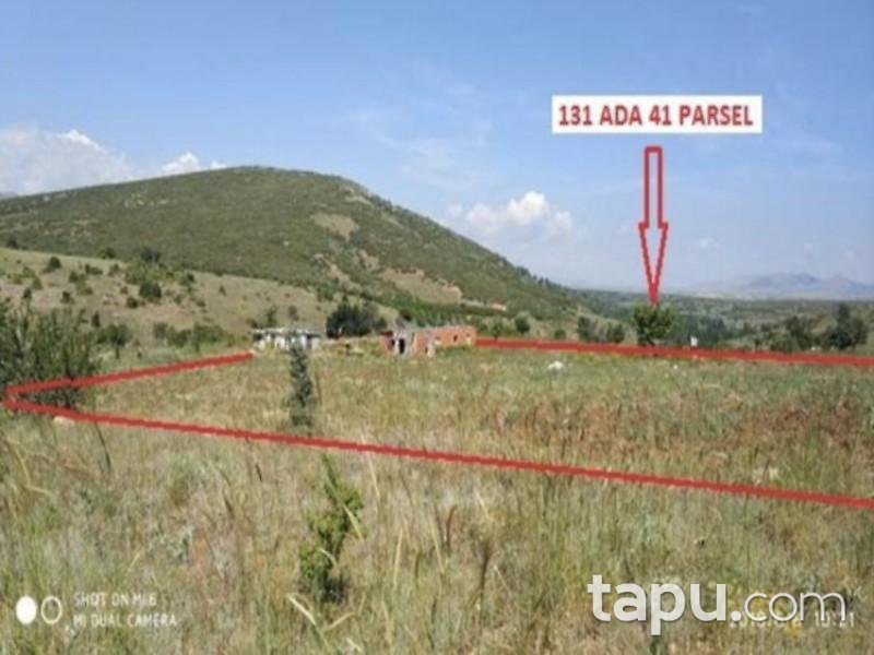 Isparta Şarkikaraağaç Yukarı Dinek Köyünde 7997 m2 Tarla