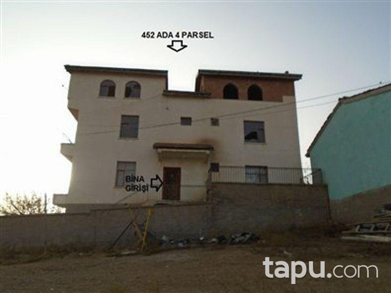 Yozgat Şefaatli'de 3 Katlı Bina ve Arsası