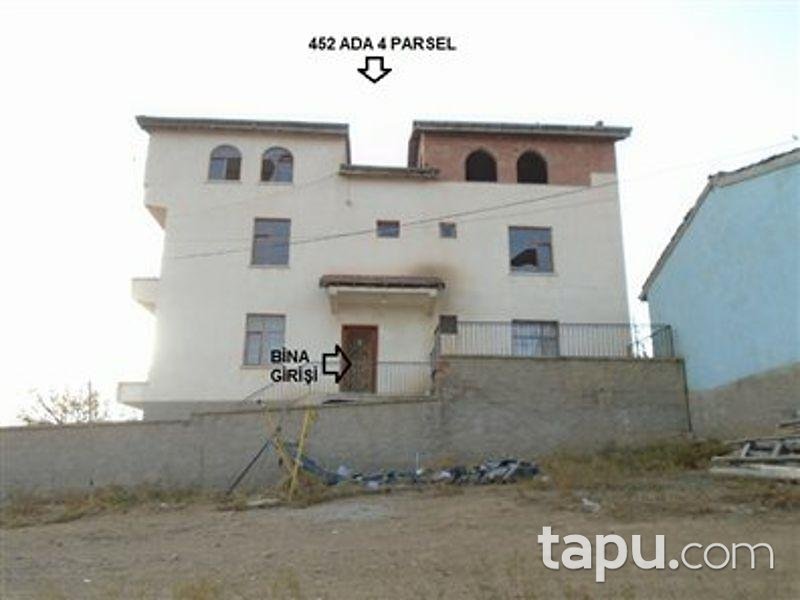 Yozgat Şefaatli'de 3 Katlı Bina ve Arsası