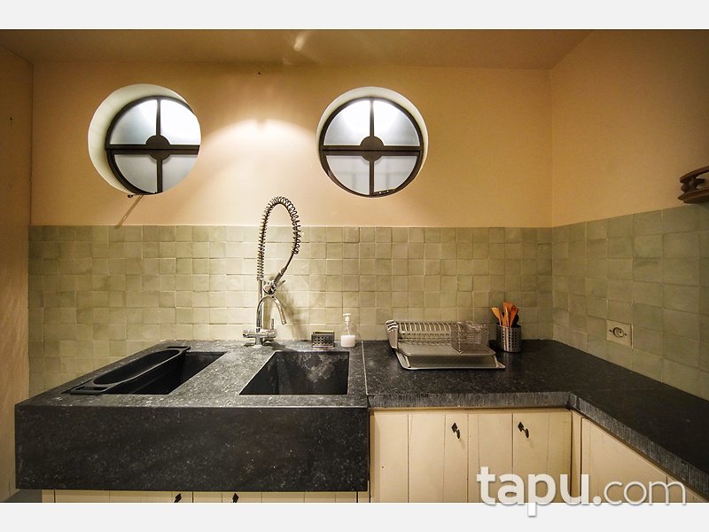 Beyoğlu Ömer Avni Mahallesi Ekselsiyor Apartmanında Deniz Manzaralı 3+1 Daire