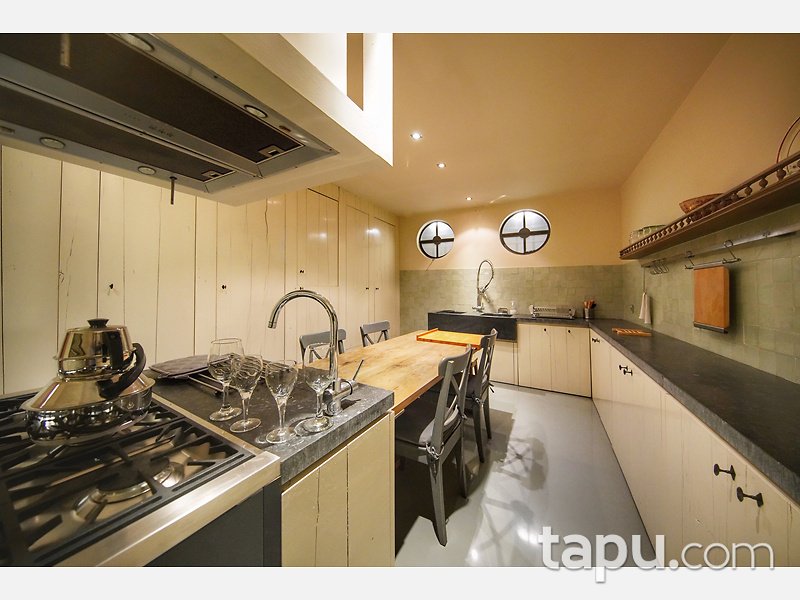 Beyoğlu Ömer Avni Mahallesi Ekselsiyor Apartmanında Deniz Manzaralı 3+1 Daire