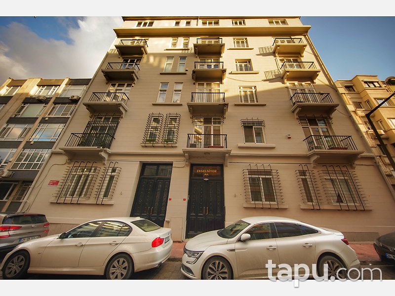 Beyoğlu Ömer Avni Mahallesi Ekselsiyor Apartmanında Deniz Manzaralı 3+1 Daire