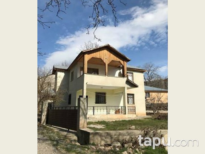 Sivas Koyulhisar Yukarı Kale Mahallesinde 2Katlı Kargir Ev ve Arsası