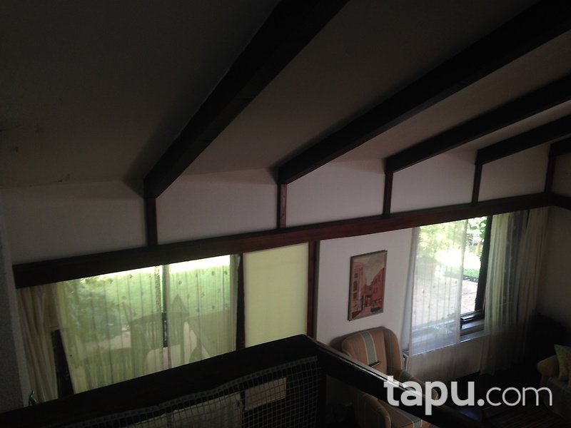 Sapanca Kırkpınar'da Havuzlu Site İçinde Kaloriferli Villa