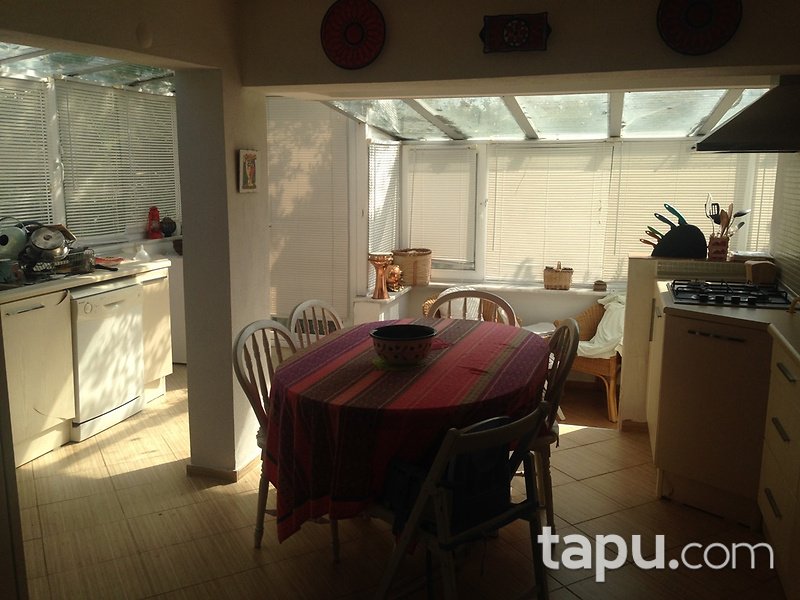 Sapanca Kırkpınar'da Havuzlu Site İçinde Kaloriferli Villa