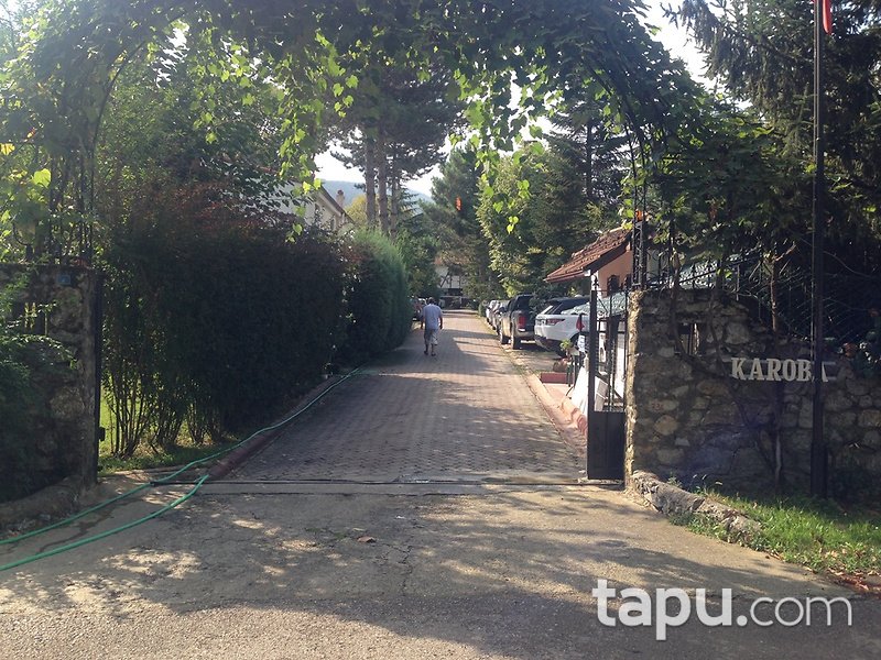 Sapanca Kırkpınar'da Havuzlu Site İçinde Kaloriferli Villa