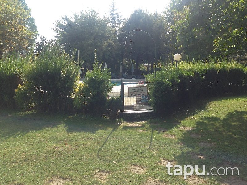 Sapanca Kırkpınar'da Havuzlu Site İçinde Kaloriferli Villa