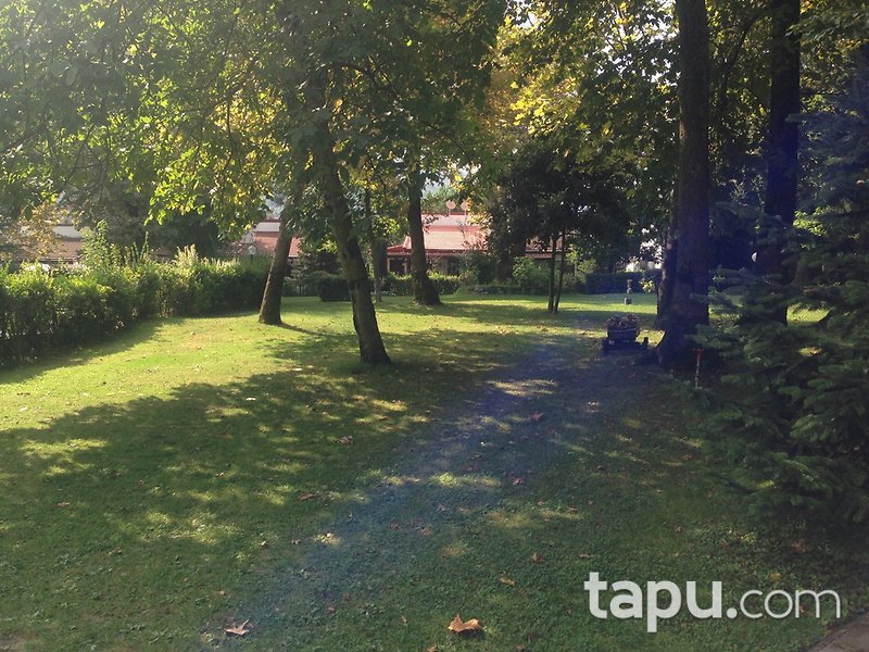 Sapanca Kırkpınar'da Havuzlu Site İçinde Kaloriferli Villa