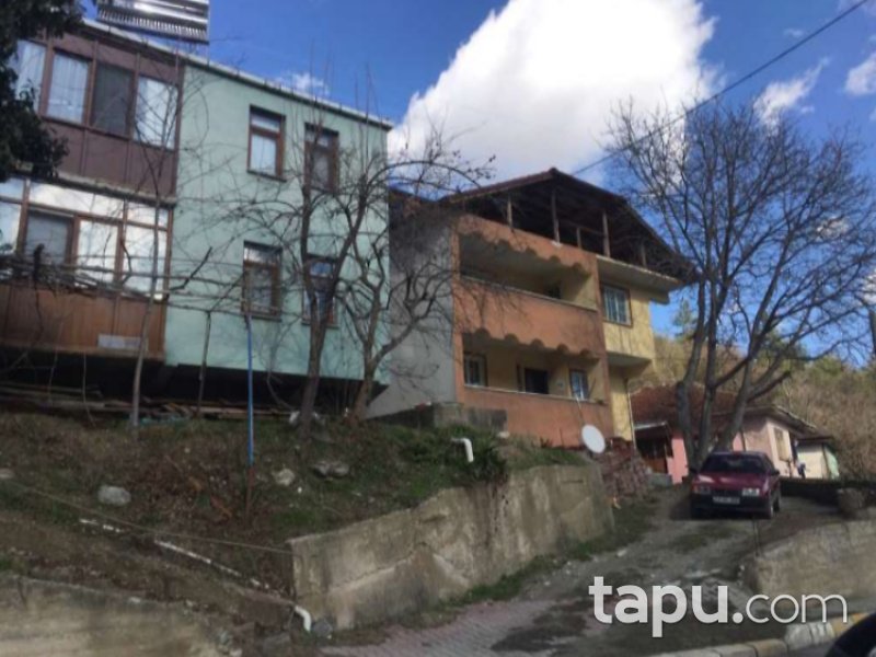 Sakarya Akyazı Dokurcun Mahallesi'nde 226 m2 2 Katlı Bina ve Arsası