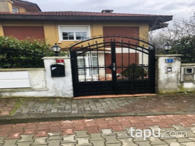 Büyükçekmece Türkoba Tepe Kent Sitesi'nde 5+1 Teraslı Havuzlu Villa