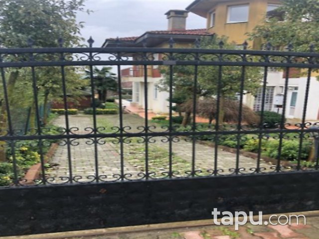 Büyükçekmece Türkoba Tepe Kent Sitesi'nde 5+1 Teraslı Havuzlu Villa