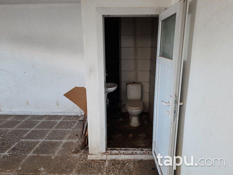 İstanbul Esenyurt Ispartakule Caddesi'ne Cepheli 102 m2 Depolu Dükkan