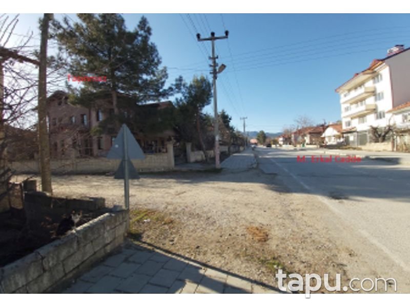 Burdur Gölhisar Armutlu Mahallesi'nde 2 Katlı Bina ve Arsası