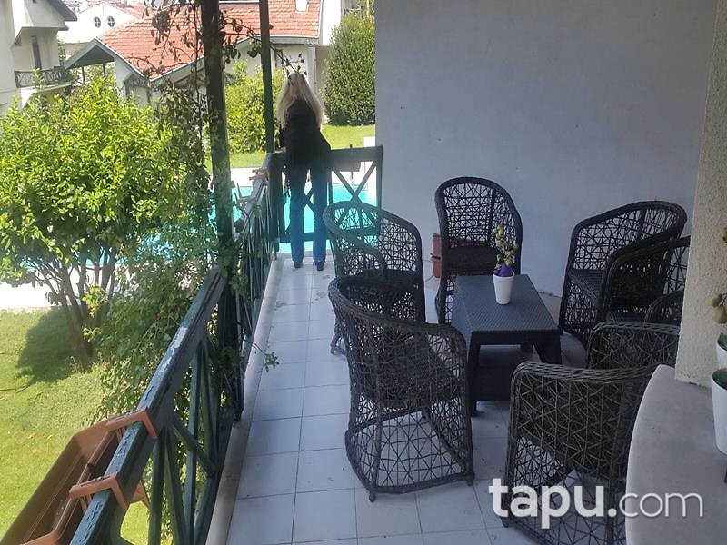 İstanbul Beylikdüzü Dokuz Evler Sitesi'nde 3 Katlı 450 m2 Villa