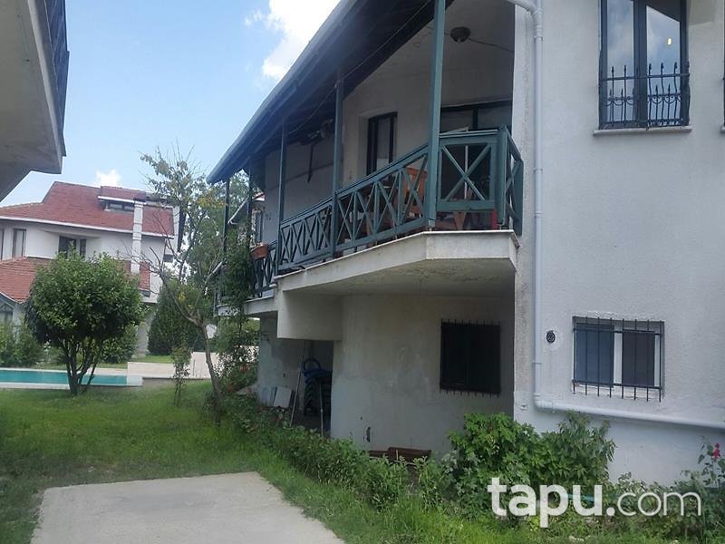 İstanbul Beylikdüzü Dokuz Evler Sitesi'nde 3 Katlı 450 m2 Villa