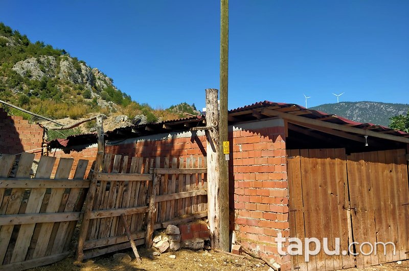 Bilecik Merkez Selbükü Mahallesi'nde 134 m2 Avlulu Ev Ahır ve Bahçe