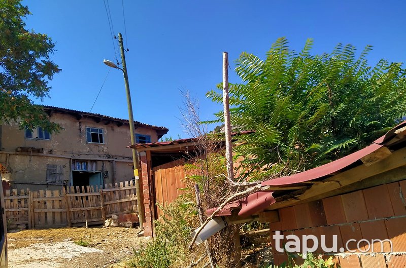 Bilecik Merkez Selbükü Mahallesi'nde 134 m2 Avlulu Ev Ahır ve Bahçe