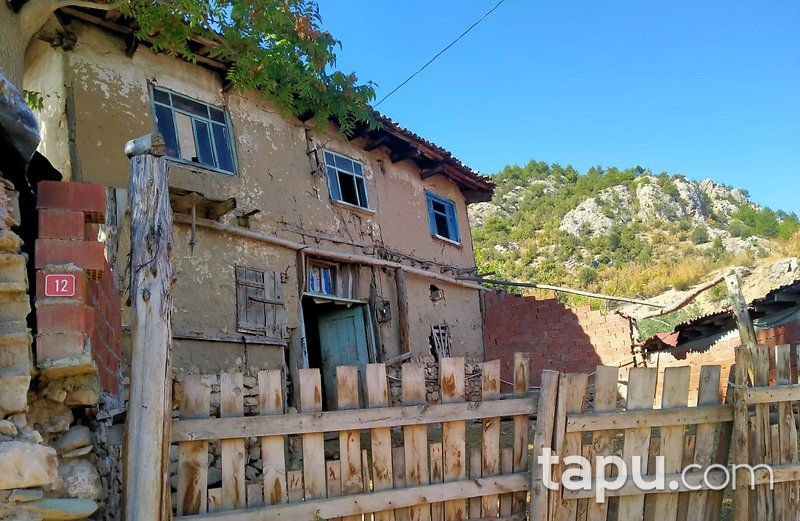 Bilecik Merkez Selbükü Mahallesi'nde 134 m2 Avlulu Ev Ahır ve Bahçe