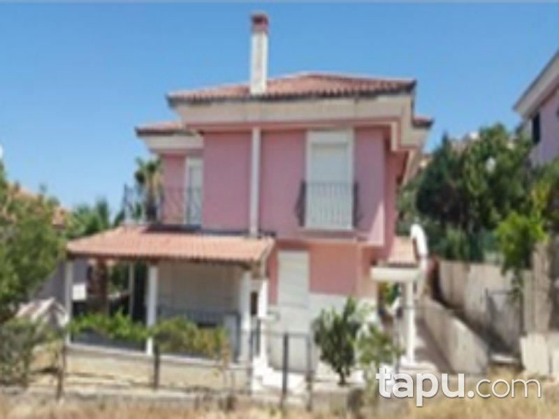 Aydın Kuşadası Hacıfeyzullah Mahallesi Can Evler Sitesi'nde 3+1 Villa