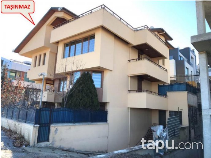 Çankaya İlkbahar Mahallesi'nde Saunalı Havuzlu Bahçeli Villa