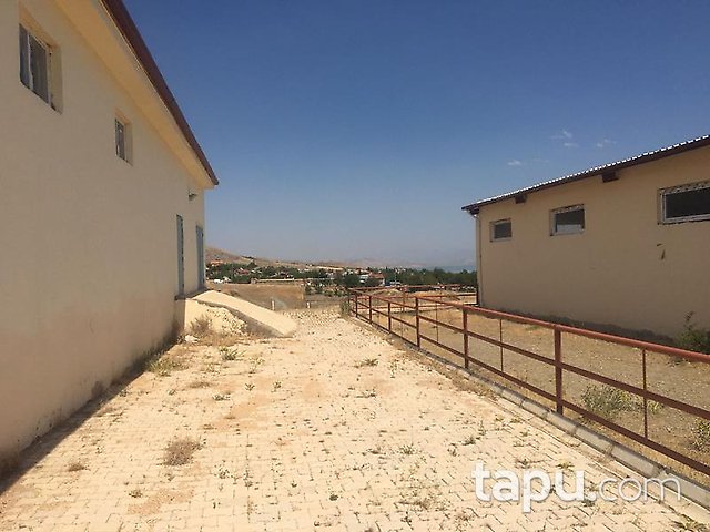 Elazığ Merkez Sedeftepe Mahallesi'nde Bina ve 10 Dönüm Arazi