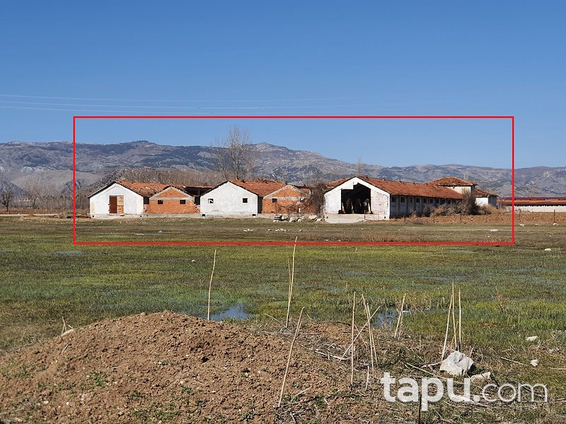 Tokat Turhal Kızkayası Mahallesi'nde 4989 m2 Bina ve Arsası