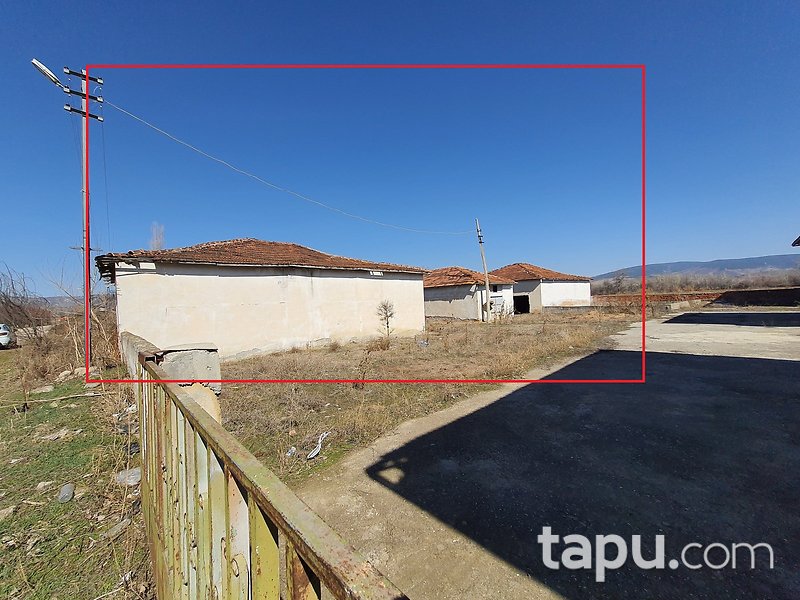 Tokat Turhal Kızkayası Mahallesi'nde 4989 m2 Bina ve Arsası