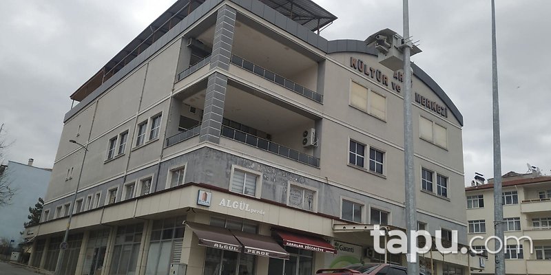 Kastamonu Araç Yeni Mahallesi'nde Geniş Vitrin Cepheli İskanlı 421 m2 Dükkan