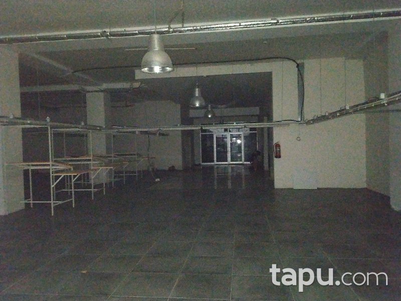 Kastamonu Araç Yeni Mahallesi'nde Geniş Vitrin Cepheli İskanlı 421 m2 Dükkan