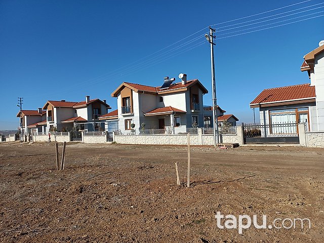 Gölbaşı'nda 987 m2 Arsa İçinde Müstakil Ev
