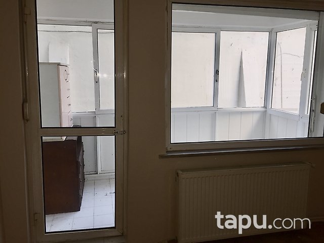 Tarabya Sanatçılar Sitesi'nde Yenilenmiş Yüksek Girişli Kiralık Daire