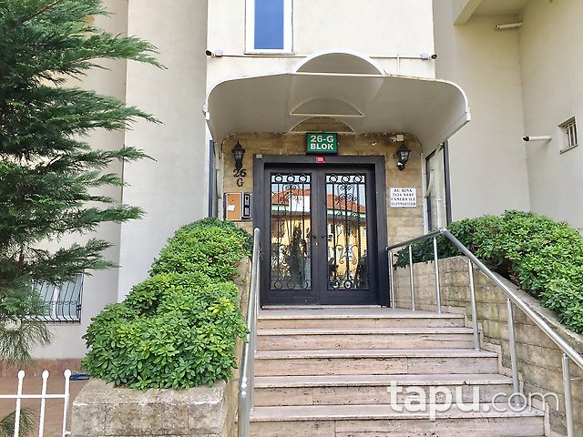 Tarabya Sanatçılar Sitesi'nde Yenilenmiş Yüksek Girişli Kiralık Daire