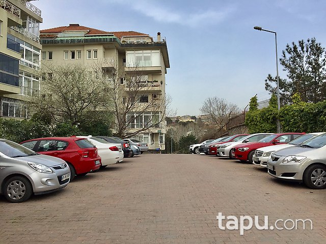 Tarabya Sanatçılar Sitesi'nde Yenilenmiş Yüksek Girişli Kiralık Daire
