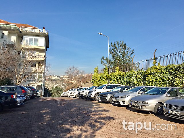 Tarabya Sanatçılar Sitesi'nde Yenilenmiş Yüksek Girişli Kiralık Daire