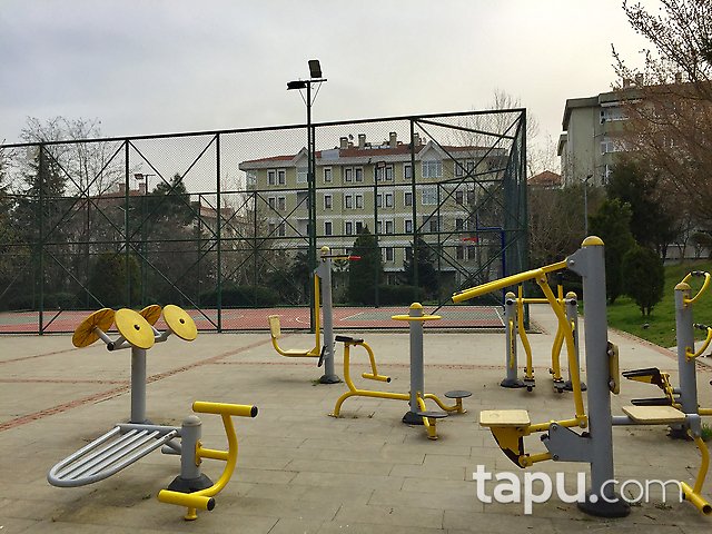 Tarabya Sanatçılar Sitesi'nde Yenilenmiş Yüksek Girişli Kiralık Daire