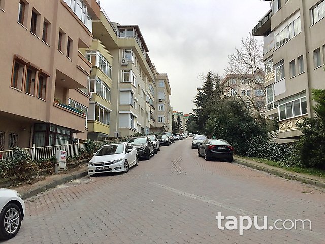 Tarabya Sanatçılar Sitesi'nde Yenilenmiş Yüksek Girişli Kiralık Daire