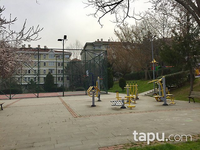 Tarabya Sanatçılar Sitesi'nde Yenilenmiş Yüksek Girişli Kiralık Daire