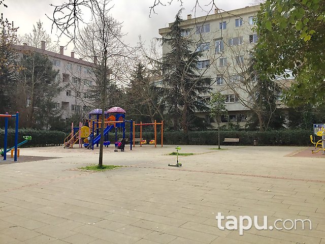 Tarabya Sanatçılar Sitesi'nde Yenilenmiş Yüksek Girişli Kiralık Daire